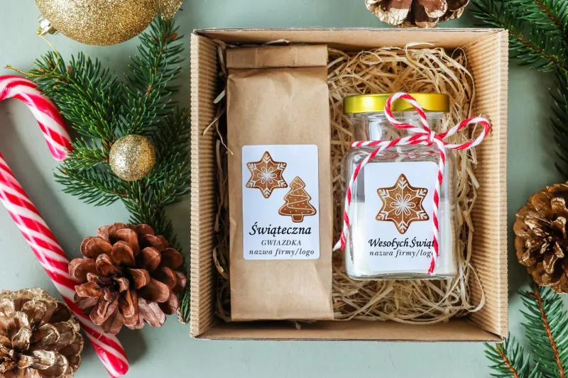 Tradycyjny świąteczny zestaw upominkowy z herbatą i świeczką sojową, ozdobiony świątecznymi dekoracjami Tradycyjny świąteczny zestaw upominkowy z herbatą i świeczką sojową, ozdobiony świątecznymi dekoracjami