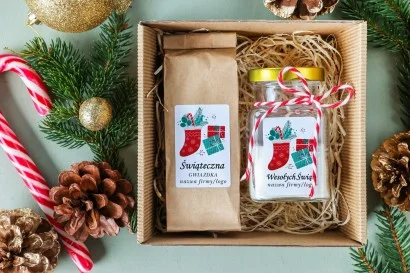Kolorowy firmowy box świąteczny z herbatą i świeczką sojową, z tradycyjnymi świątecznymi motywami