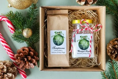 Elegancki świąteczny box z herbatą i świeczką sojową, z motywem zielonej bombki i złotych akcentów