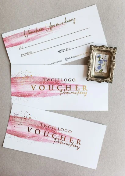 Personalizowany voucher na zabiegi kosmetyczne z elegancką grafiką w odcieniach różu i złoceniem