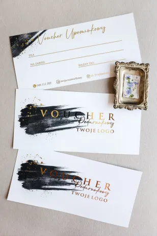 Personalizowany voucher na zabiegi kosmetyczne z elegancką grafiką w czerni i złocie