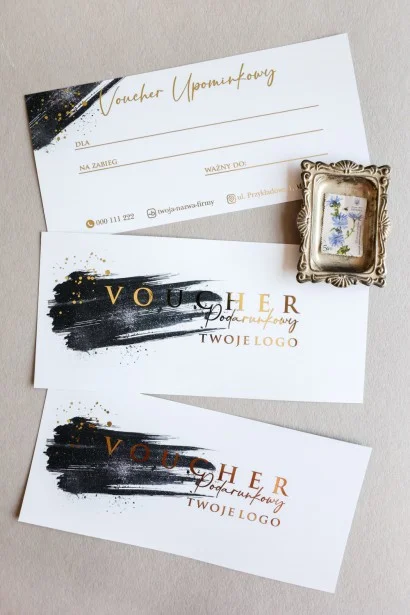 Personalizowany voucher na zabiegi kosmetyczne z elegancką grafiką w czerni i złocie