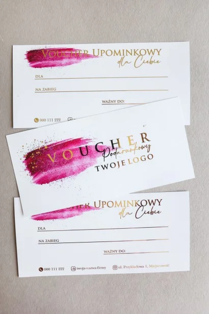 Personalizowany voucher na zabiegi kosmetyczne z elegancką grafiką w odcieniach głębokiego różu i złotymi akcentami