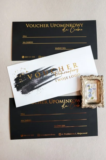 Personalizowany voucher na zabiegi kosmetyczne z elegancką grafiką w odcieniach czerni i złotymi akcentami