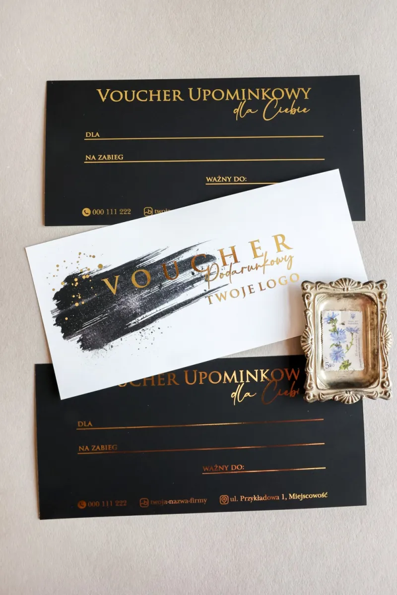 Personalizowany voucher na zabiegi kosmetyczne z elegancką grafiką w odcieniach czerni i złotymi akcentami Personalizowany voucher na zabiegi kosmetyczne z elegancką grafiką w odcieniach czerni i złotymi akcentami