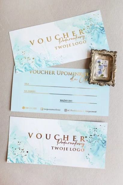 Personalizowany voucher na zabiegi kosmetyczne z elegancką grafiką w pastelowych odcieniach mięty i złoceniami