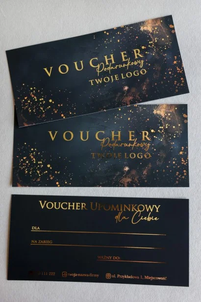 Personalizowany voucher na zabiegi kosmetyczne z elegancką grafiką w ciemnych odcieniach czerni i złotymi akcentami
