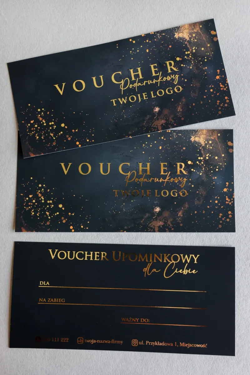 Personalizowany voucher na zabiegi kosmetyczne z elegancką grafiką w ciemnych odcieniach czerni i złotymi akcentami Personalizowany voucher na zabiegi kosmetyczne z elegancką grafiką w ciemnych odcieniach czerni i złotymi akcentami