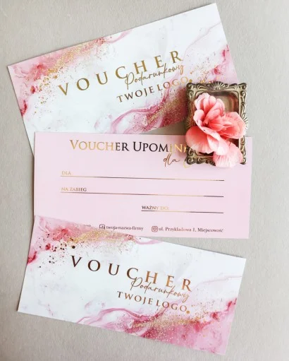 Elegancki różowy voucher z marmurowym tłem i złotymi akcentami dla salonu piękności