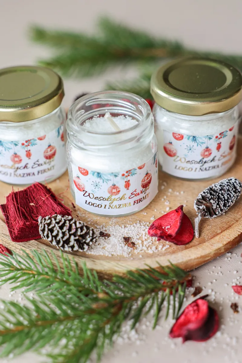 Świeczka w słoiczku z czerwonymi bombkami na świątecznej etykiecie, idealna na personalizowane firmowe upominki. Świeczka w słoiczku z czerwonymi bombkami na świątecznej etykiecie, idealna na personalizowane firmowe upominki.