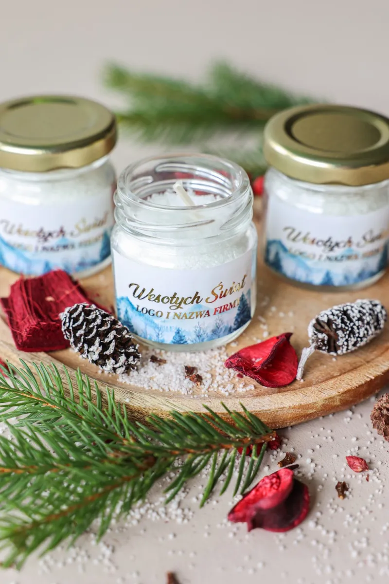 Personalizowana świeczka z zimową scenerią na etykiecie, idealna na firmowe upominki świąteczne dla klientów. Personalizowana świeczka z zimową scenerią na etykiecie, idealna na firmowe upominki świąteczne dla klientów.