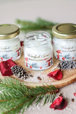Świeczka w słoiczku z motywem prezentów i gałązek iglastych na świątecznej etykiecie, na personalizowane firmowe upominki