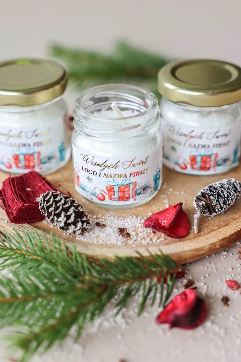 Świeczka w słoiczku z motywem kolorowych prezentów i bombek na świątecznej etykiecie, idealna na personalizowane firmowe eventy Świeczka w słoiczku z motywem kolorowych prezentów i bombek na świątecznej etykiecie, idealna na personalizowane firmowe eventy