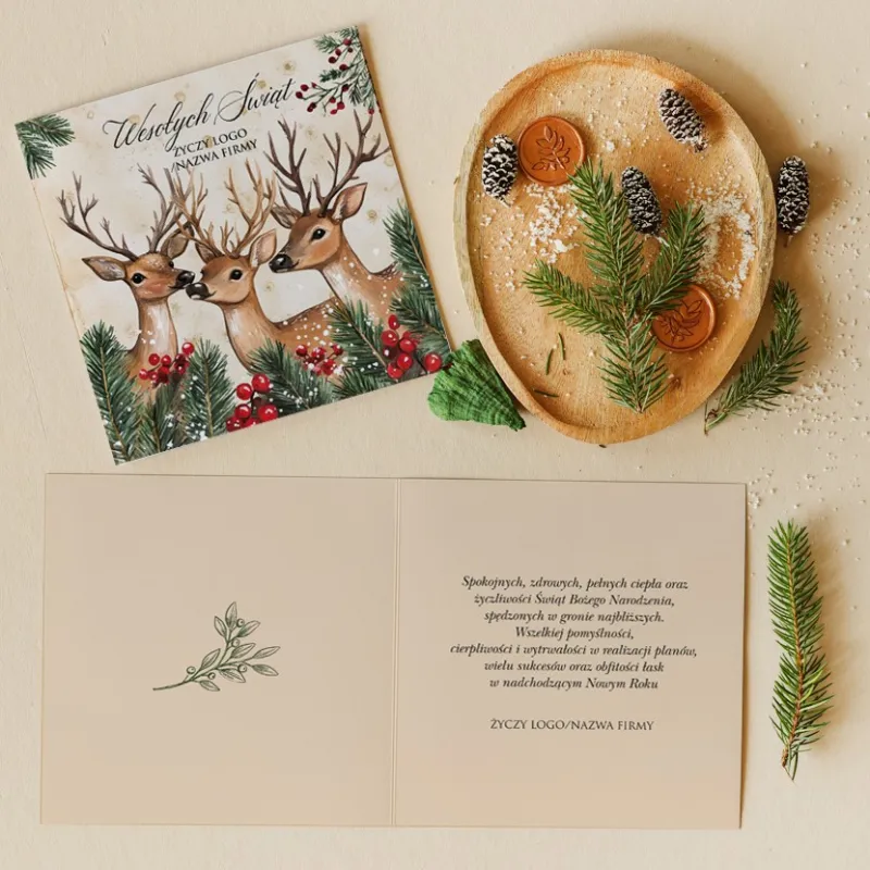Personalizowana kartka świąteczna z jeleniami, gałązkami świerku i czerwonymi jagodami Personalizowana kartka świąteczna z jeleniami, gałązkami świerku i czerwonymi jagodami
