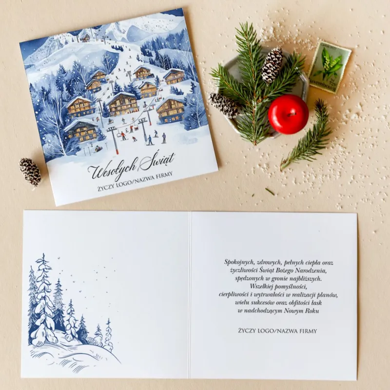 Firmowa kartka świąteczna z zimowym pejzażem gór, narciarzami i ośnieżonymi drzewami Firmowa kartka świąteczna z zimowym pejzażem gór, narciarzami i ośnieżonymi drzewami
