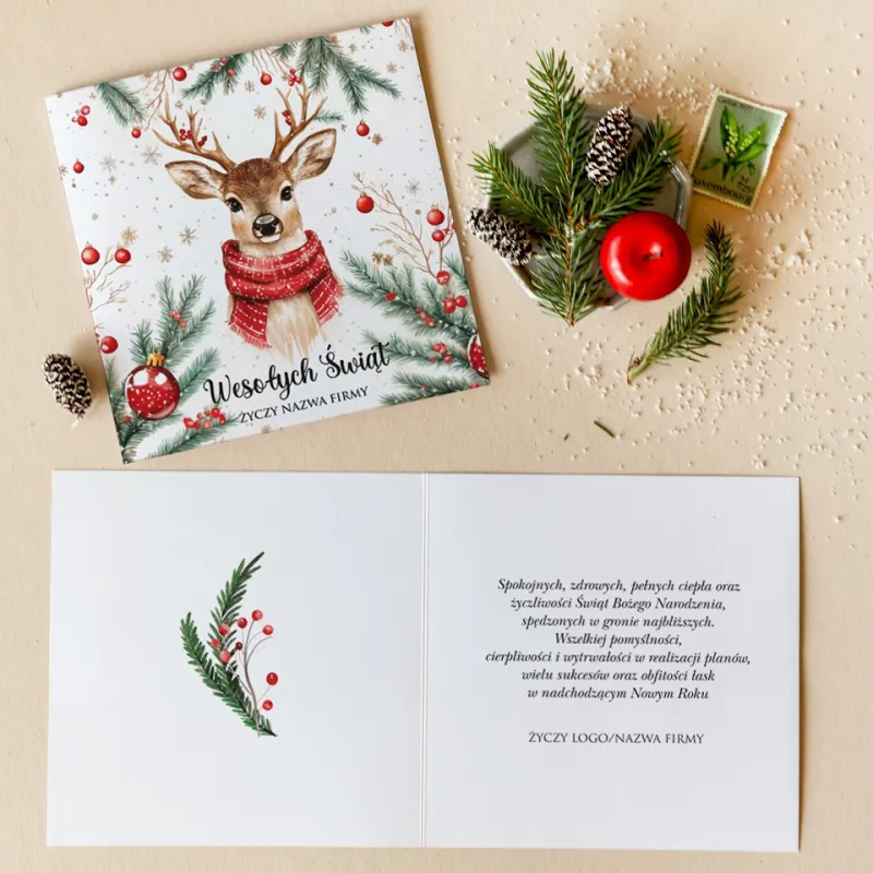 Kartka świąteczna z młodym jeleniem w czerwonym szaliku i zielonymi gałązkami Kartka świąteczna z młodym jeleniem w czerwonym szaliku i zielonymi gałązkami