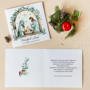 Kartka świąteczna z ilustracją Świętej Rodziny w stajence, otoczonej zielonymi gałązkami i złotymi akcentami