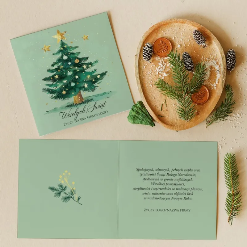 Personalizowana kartka z minimalistyczną choinką, złotą gwiazdą i świątecznymi ozdobami w odcieniach zieleni Personalizowana kartka z minimalistyczną choinką, złotą gwiazdą i świątecznymi ozdobami w odcieniach zieleni