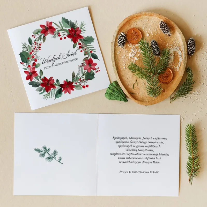 Firmowa kartka świąteczna z czerwonymi kwiatami poinsecji i liśćmi ostrokrzewu na zielonym wieńcu Firmowa kartka świąteczna z czerwonymi kwiatami poinsecji i liśćmi ostrokrzewu na zielonym wieńcu