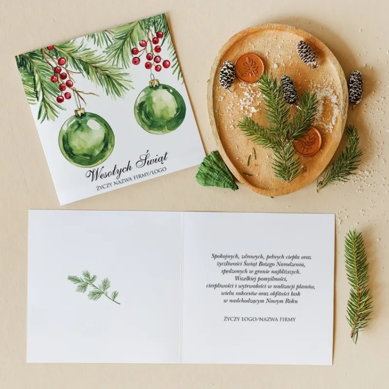 Kartka świąteczna z dwiema zielonymi bombkami na gałązkach świerku z czerwonymi jagodami Kartka świąteczna z dwiema zielonymi bombkami na gałązkach świerku z czerwonymi jagodami