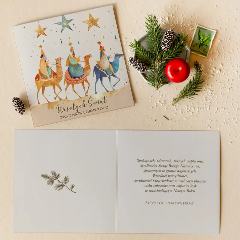 Kartka świąteczna z Trzema Królami w kolorowych szatach na beżowym tle, ozdobiona złotymi i niebieskimi gwiazdami Kartka świąteczna z Trzema Królami w kolorowych szatach na beżowym tle, ozdobiona złotymi i niebieskimi gwiazdami