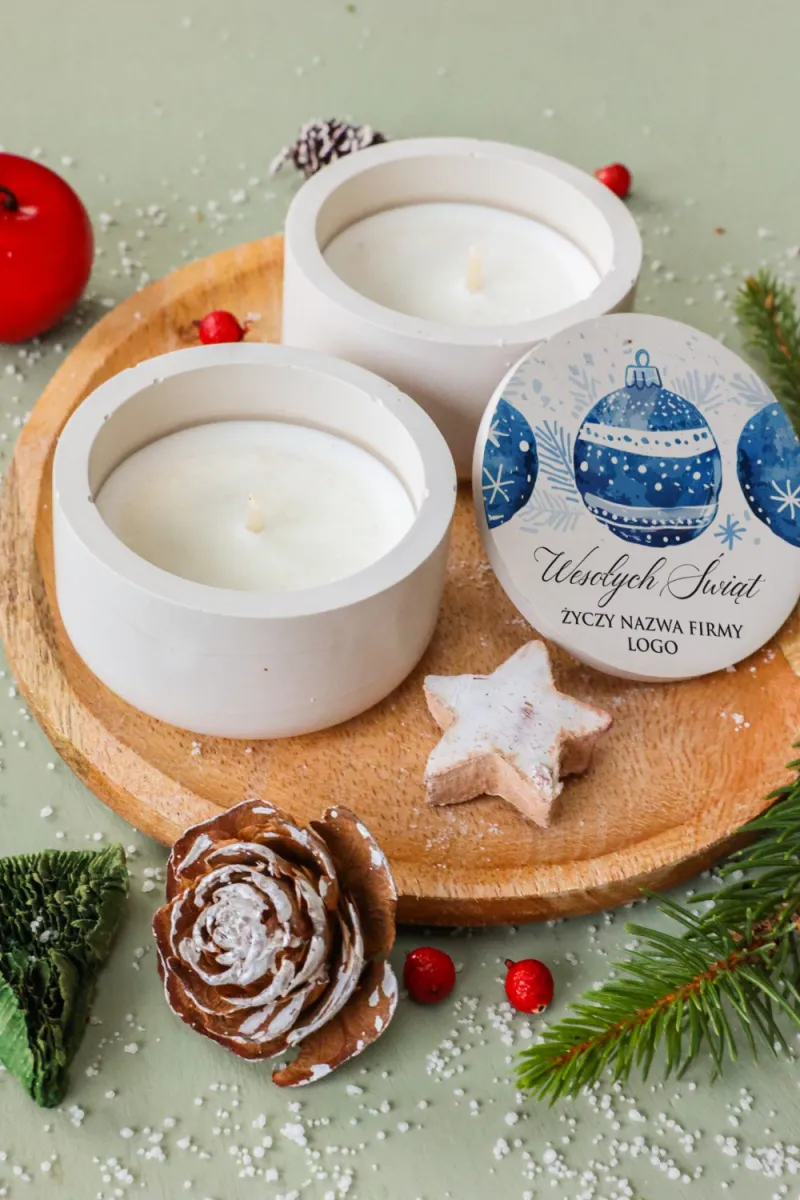 Świeca sojowa z elegancką grafiką niebieskich bombek i możliwością personalizacji Świeca sojowa z elegancką grafiką niebieskich bombek i możliwością personalizacji