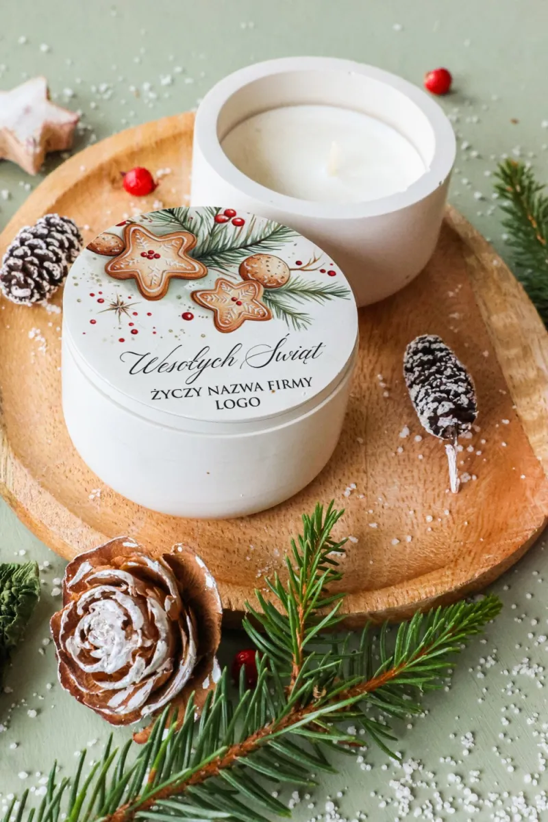 Personalizowana świeca sojowa z grafiką pierniczków i gałązek, idealna na świąteczne upominki Personalizowana świeca sojowa z grafiką pierniczków i gałązek, idealna na świąteczne upominki