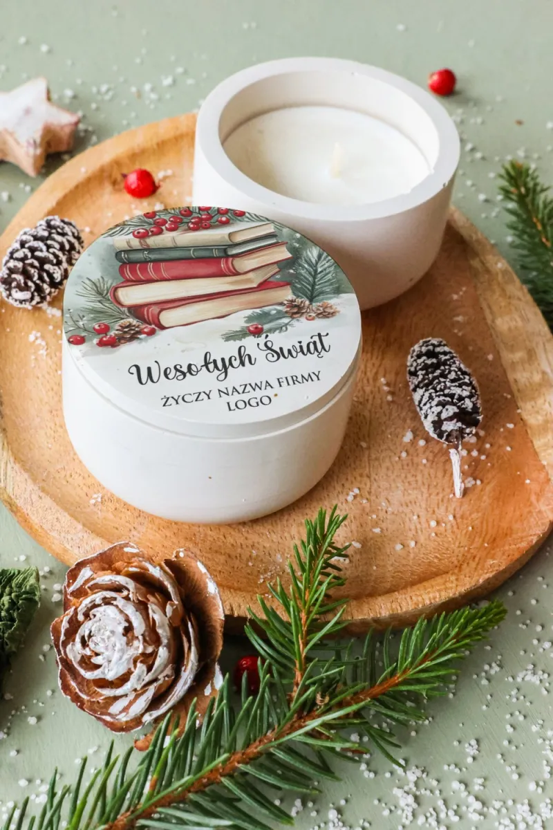Świeca sojowa z realistycznym motywem książek i świątecznymi akcentami, z możliwością nadruku logo Świeca sojowa z realistycznym motywem książek i świątecznymi akcentami, z możliwością nadruku logo