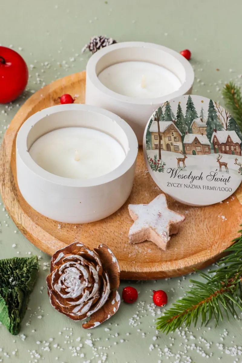 Personalizowana świeca sojowa z grafiką zimowego miasteczka i jeleni na wieczku Personalizowana świeca sojowa z grafiką zimowego miasteczka i jeleni na wieczku