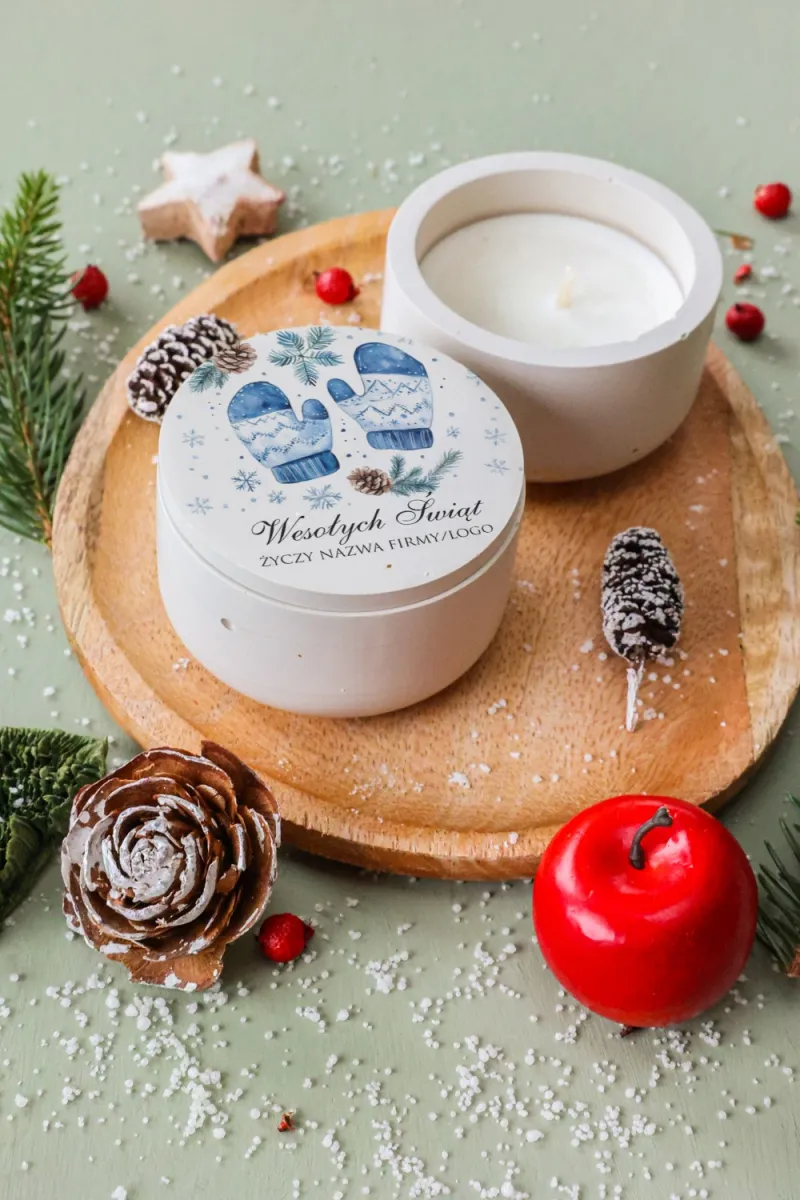 Personalizowana świeca sojowa z grafiką niebieskich rękawiczek i śnieżynek na wieczku Personalizowana świeca sojowa z grafiką niebieskich rękawiczek i śnieżynek na wieczku