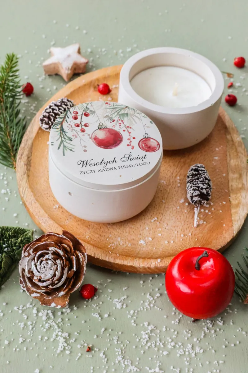 Świeca sojowa z czerwonymi bombkami i złotymi akcentami, personalizowana z logo Świeca sojowa z czerwonymi bombkami i złotymi akcentami, personalizowana z logo