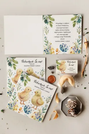Biznesowa kartka wielkanocna w pastelowych kolorach z dwoma żółtymi kurczaczkami