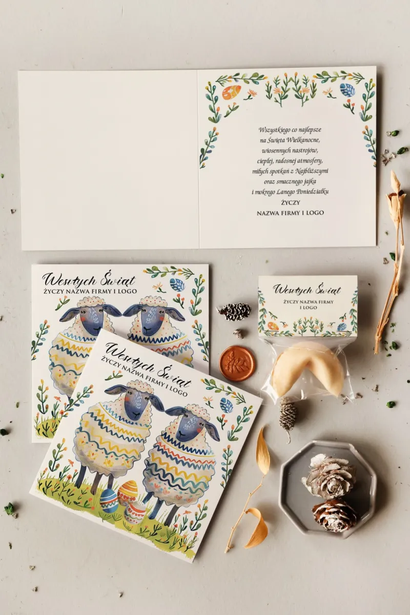 Pastelowa kartka wielkanocna WKZ6 z wesołymi owieczkami i logo firmy Pastelowa kartka wielkanocna WKZ6 z wesołymi owieczkami i logo firmy