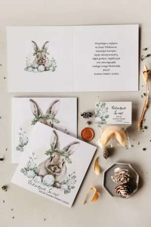 Kartka świąteczna dla firm z uroczym królikiem i pastelowymi pisankami