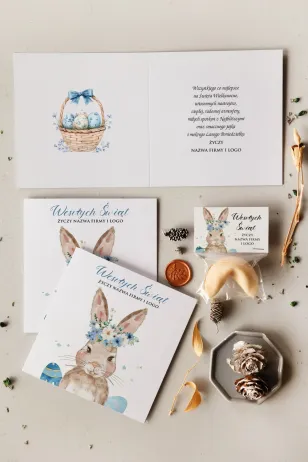 Firmowa kartka wielkanocna z logo i koszyczkiem pełnym pastelowych pisanek