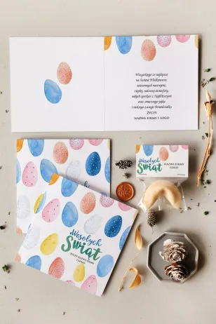 Pastelowa kartka wielkanocna WKZ11 z delikatnymi pisankami i logotypem firmy