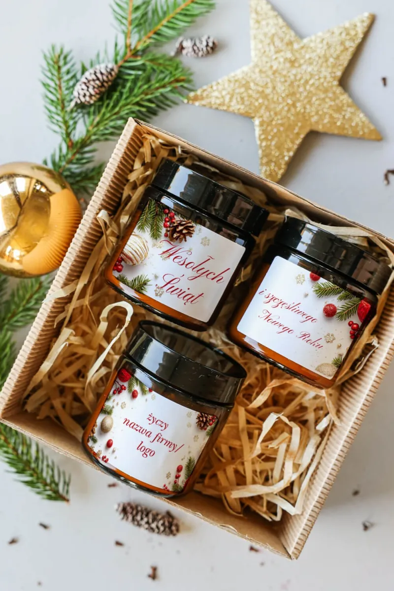 Trzy świece sojowe w szklanych słoiczkach z logo firmy, umieszczone w kartonowym pudełku z ekologicznym wypełnieniem. Trzy świece sojowe w szklanych słoiczkach z logo firmy, umieszczone w kartonowym pudełku z ekologicznym wypełnieniem.