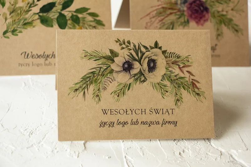 Eko kartka świąteczna z grafiką kwiatów i gałązek, dostosowywana dla firm z możliwością dodania logo i indywidualnych życzeń. Eko kartka świąteczna z grafiką kwiatów i gałązek, dostosowywana dla firm z możliwością dodania logo i indywidualnych życzeń.