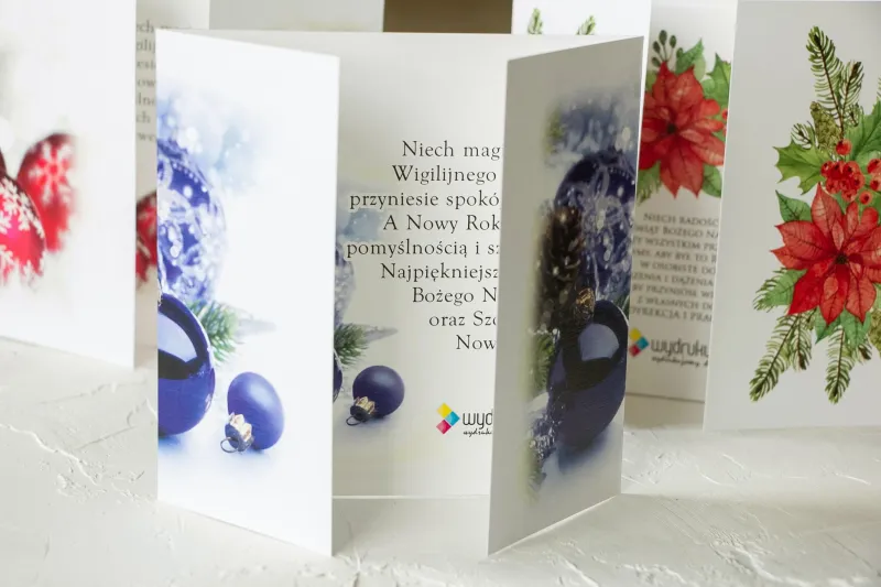 Świąteczna kartka z grafiką przedstawiającą niebieskie bombki, dostosowywana dla firm z dodaniem logo i wyjątkowych życzeń. Świąteczna kartka z grafiką przedstawiającą niebieskie bombki, dostosowywana dla firm z dodaniem logo i wyjątkowych życzeń.