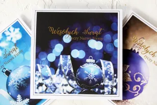 Świąteczna kartka z grafiką niebieskiej bombki, dostosowywana dla firm z dodaniem logo i indywidualnych życzeń.