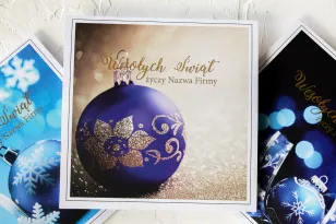 Elegancka kartka świąteczna z grafiką niebieskiej bombki ze złoceniem, idealna dla firm z opcją personalizacji logo i życzeń.