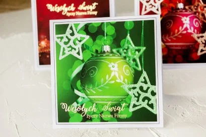 Kartka świąteczna z grafiką zielonej bombki, idealna dla firm z opcją dodawania logo i spersonalizowanych życzeń.