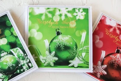 Kartka świąteczna z grafiką zielonej bombki, stworzona dla firm z opcją dodawania logo i indywidualnych życzeń.