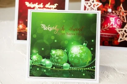 Kartka świąteczna z grafiką zielonych bombek, doskonała dla firm z opcją personalizacji logo i indywidualnych życzeń.
