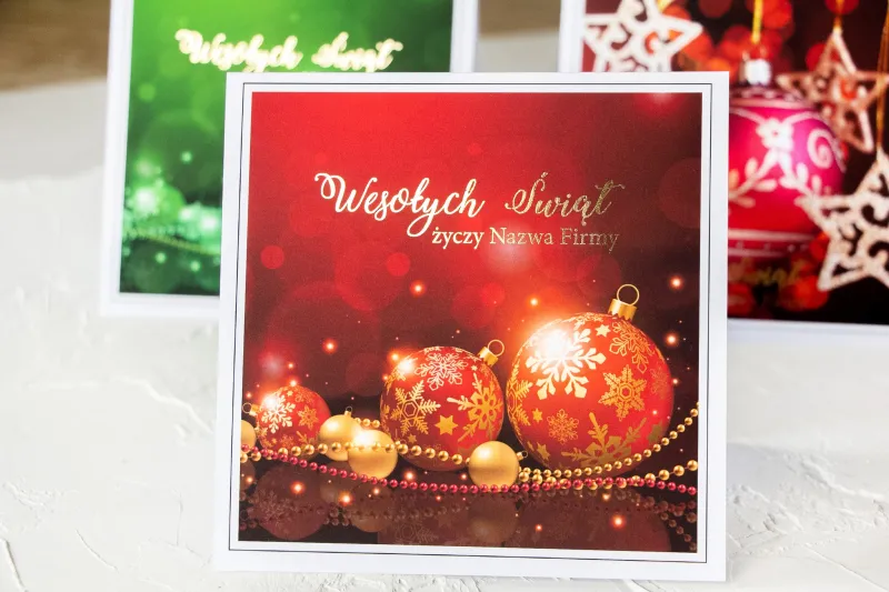 Kartka świąteczna z grafiką czerwonych bombek, idealna dla firm z opcją dodania logo i specjalnych życzeń. Kartka świąteczna z grafiką czerwonych bombek, idealna dla firm z opcją dodania logo i specjalnych życzeń.