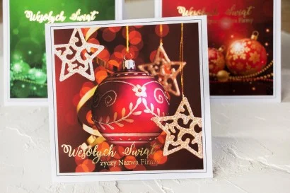 Kartka świąteczna z grafiką czerwonej bombki, idealna dla firm z możliwością dodania logo i specjalnych życzeń.