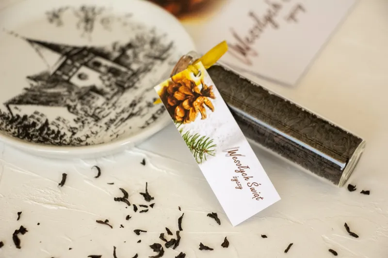 Buteleczki z herbatą jako firmowy upominek. Przywieszka z logo firmy oraz dowolną treścią i grafiką - Model H2 Buteleczki z herbatą jako firmowy upominek. Przywieszka z logo firmy oraz dowolną treścią i grafiką - Model H2