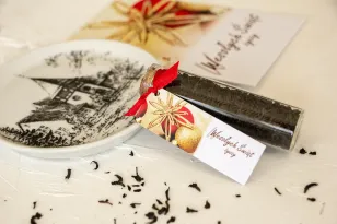 Buteleczki z herbatą jako firmowy upominek. Przywieszka z logo firmy oraz dowolną treścią i grafiką - Model H3