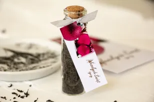 Buteleczki z herbatą jako firmowy upominek. Przywieszka z logo firmy oraz dowolną treścią i grafiką - Model H6