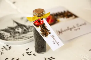 Buteleczki z herbatą jako firmowy upominek. Przywieszka z logo firmy oraz dowolną treścią i grafiką - Model H8